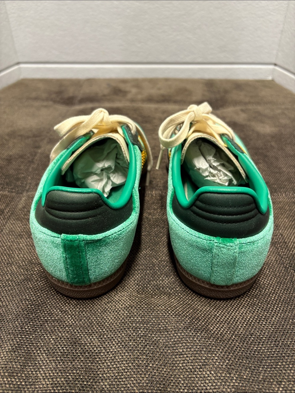 Adidas Women’s Samba OG Green Preloved Yellow Velvet - Picture 5 of 9